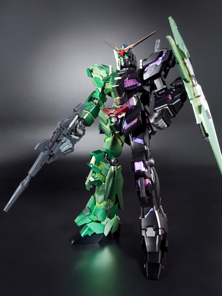 手をかけたのは2ヶ所だけ。頭部アンテナにWを追加、そしてなんちゃってWドライバーです😅中心の2色のラインはシルバーと黒のラインデカールを使用してます。