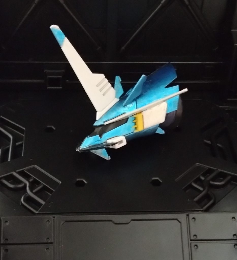 戦闘が終わった。だが、アグゥは海に潜ったまま姿を現さない。レーダーは故障中の為、アグゥがどういう状態なのかが分からない。メモリーとジナ、そしてエリッサは通信で必死に呼び掛ける。 そして、通信がやっと繋がる。 『よぉ…、終わったか？』「おやっさん、無事でしたか？おかげで敵MS6機及びMAの撃破に成功。MS一機には逃げられましたが、連合艦と共に撤退して行きました」『そう…か……』「おやっさん、早く上昇して下さい！アグゥは今の戦闘でどこか故障した可能性があります。このまま沈んでいけばアグゥでさえも水圧に…！」 メモリーがそう語る後ろでジナはエリッサにザフトレイで水中に潜るよう指示を出すが、ジャルドは止める。 『ザフトレイは水中に適していない。潜れたとしても、一緒に溺れるのがオチだ』「分かってる！だが、どうしたら……」『良いんだ、俺はもう助からない。これが俺とコイツの運命だったみたいだ…』 ジナにそう話すジャルドは既に覚悟を決めたかのように語るのだった。向こうではアグゥのコックピットから鳴り響くアラームが未だに聞こえてくる一方で、何かがきしむ嫌な音も響いた。 ジナとカロウはどうすることもできず、ただ声を聞くことしかできなかった。ザフトの人間として、仲間の最後の言葉を聞く者として…。 しばらくして、ジャルドはある言葉を残すのだった。 『アグゥはいい機体だったぜ、バルトフェルドーーー』  その瞬間、大きな雑音と共にアグゥとの通信が途絶えた。レーダー等が使えない為分からないが、おそらくアグゥのシグナルが消失したに違いない……ーーー  その後、彼らはカーペンタリア基地から来たザフトの部隊に救助され、メモリーはその艦で今回のアグゥの試験報告書を書くのだった………。  『アクシデントにより不時着した海域で連合艦に遭遇した我々は独自の判断によりその場でアグゥの試験を始めてしまう。実戦となってしまった我々だが、アグゥは途中から援軍として降下したザフトレイと共に連合MS７機及びミネルバ隊がオーブ近海で戦闘した同型のMAを相手にした。海での戦闘を目的としたアグゥの高い戦闘力に敵MS一機には逃げられるも、MS６機とMAの撃破に成功。しかし、アグゥは戦闘で受けたダメージにより機体は水圧で押し潰されてしまい、パイロットのジャルド・デファイアルと共に失ってしまう。海での高い機動性は認めるが、今後似た機体を開発する際は火力の高い機体との戦闘を想定し、より防御面の強化に力を入れて欲しいだろう……』 少し涙目になっていたメモリーは涙を拭いながら報告書を書き終えている頃、艦の格納庫にいるジナも今回の戦闘で唯一回収できたモノの中にあったアグゥの頭部を見つめながら泣いていた。また、ザフトレイのコックピットに隠れて乗り込むエリッサも同じく泣いていた……。ザムザザーに向けて飛ばしたアグゥの頭部はほぼ無傷で、中の戦闘記録のデータも無事だったとのこと。だが、パイロットを失ったことはジナ達にとって大きな損失になったのかもしれない。 ZTT隊で皆から親しまれていたおやっさんはもういない。元バルトフェルド隊の彼はきっと、どこの部隊にいても人気者だったに違いない。でなければ、彼を想って悲しむ人間がこんなにもいないのだから………。  一方その頃、ザフトの一部の人間がターミナルを通して意味深なメッセージをある男に向けて送られたーーー 『ヨーグルト派へ。       チリソース派が海でケバブを落とした。             最後、『コーヒーが飲みたかった』と呟く』 メッセージを見た人は『何だ？』と訳が分からない顔をする一方、意味を知ったとある男はコーヒーを静かに淹れていた。友が好みだった味のコーヒーを自分のマグカップと……もう一つのマグカップに注いで………。 「…もう一度、飲ませたかったな…」砂漠の虎はそう呟き、自分のマグカップをもう一つのマグカップに軽く当てて乾杯するのだったーーーー  戦争では誰かが死に、誰かが生き残る。人間誰もがそれを知っているというのに、なぜ争いは無くならないのか。その答えはまだ誰も知らない………。  C.E.73年12月戦争はまだ終わる様子が見えない…。 『エピソード オブ メモリー　第３話:虎、海戦でも疾風の如く』  と、ストーリーはここまで。  今回は初となる戦死者が出てしまったエピソードになりました。 「悲しいけど、これ戦争なのよね…」 と、あるキャラの台詞の通りです。『エピソード オブ メモリー』のシリーズは今後もこのようなストーリーがありますので。