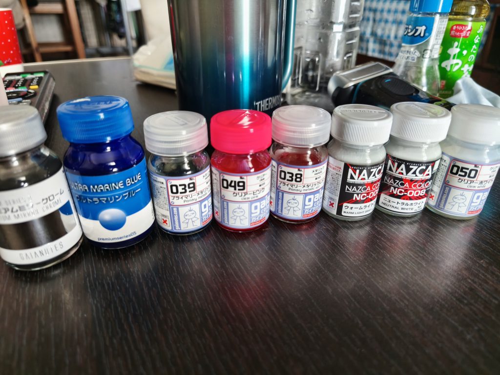 利用した塗料の一部。プライマリーメタリックブルーの上からウルトラマリンブルーを塗りましたがいい感じの青になって満足です。