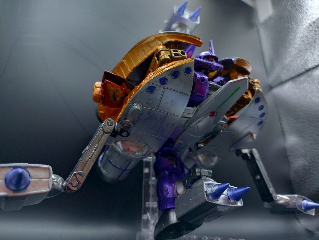 MAではあるが小型のため通常のMSのようにハッチに格納が可能となっている。小型のメガ粒子砲を装備しているアームは固定ではなく、可動式となっており、ハッチに格納される場合は折りたたまれる。