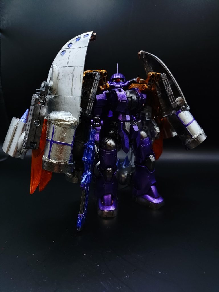 ◯MS形態本機の最大の特徴として可変機構を搭載しており、ザクに似たMSの形態になる。見た目はザクと変わらないが、機体の材質など『赤いガンダム』と同じものを使用し改修したためコストは非常に高い