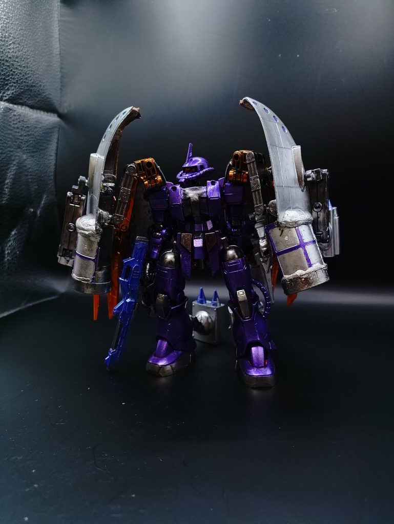 機体にメガ粒子砲やビームライフルを装備している事からわかるとおり、燃費を補うためにメイン動力も『赤いガンダム』を分析して改良されている。