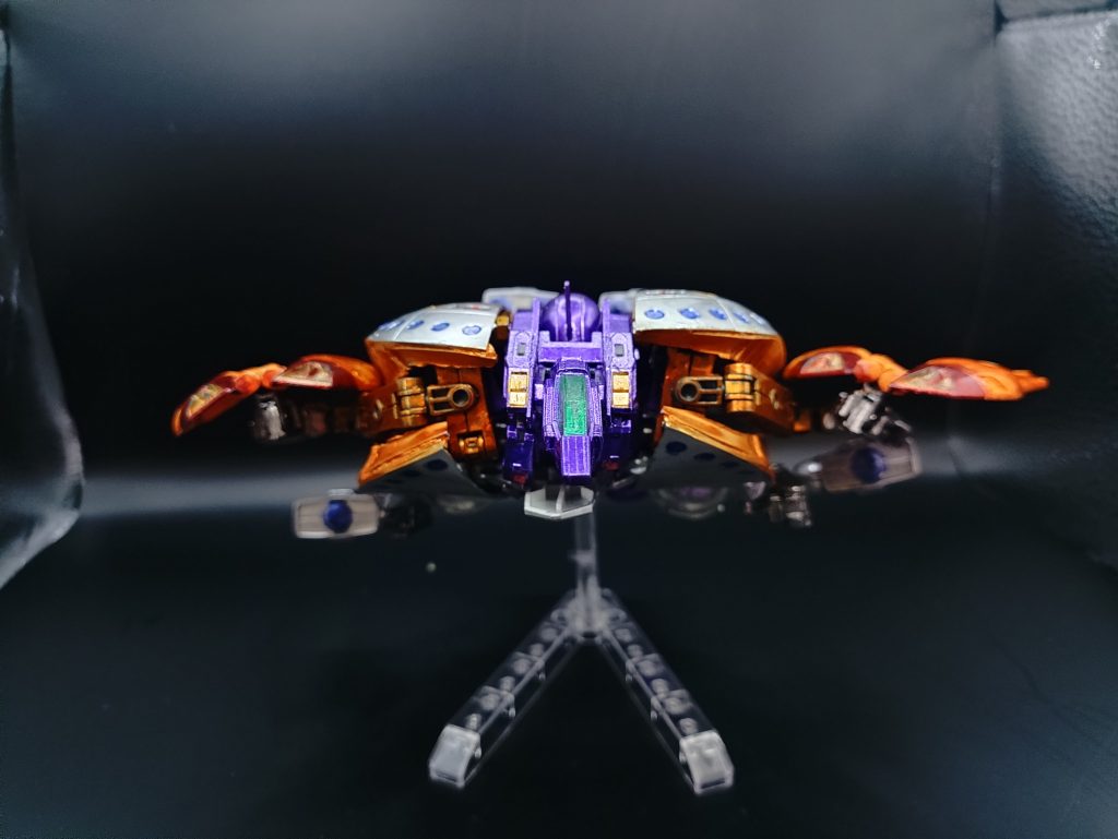 正面から見ると機体は出来る限り薄く、大気に浮かぶように飛行可能な形に変形する。この形態に変形する事で本機はサブフライトシステムを必要する事なく有重力下で長時間の飛行が出来る