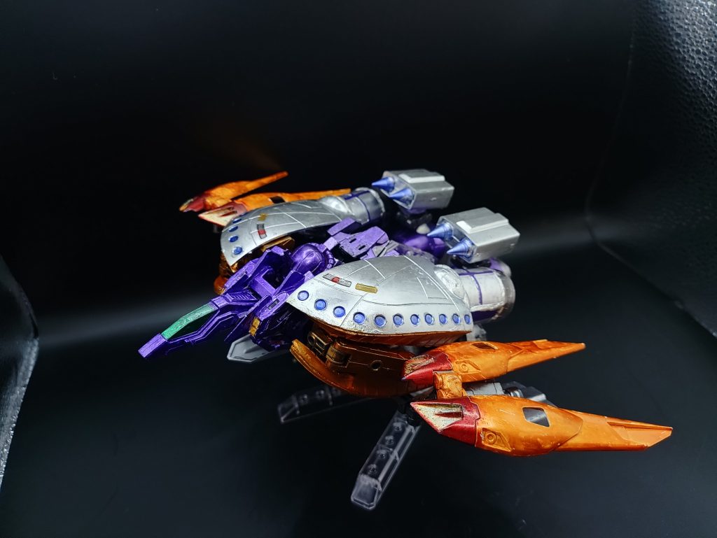 ◯MA巡航形態本機の特徴として空気抵抗を減らした巡航形態への変形も可能となっている。この形態になる事で本機の移動能力が飛躍的に上昇し、大気圏内でも単機で高速飛行出来る。