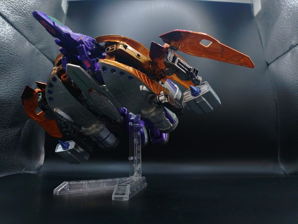 この形態は戦闘機という目線においてもハイレベルな完成度を誇っており、機体サイドのブースターウイングは可動式のため、3次元的な移動および垂直での離着陸が可能である。火力面においてもメガ粒子砲があるため、瞬時に空域の制圧を可能とする。