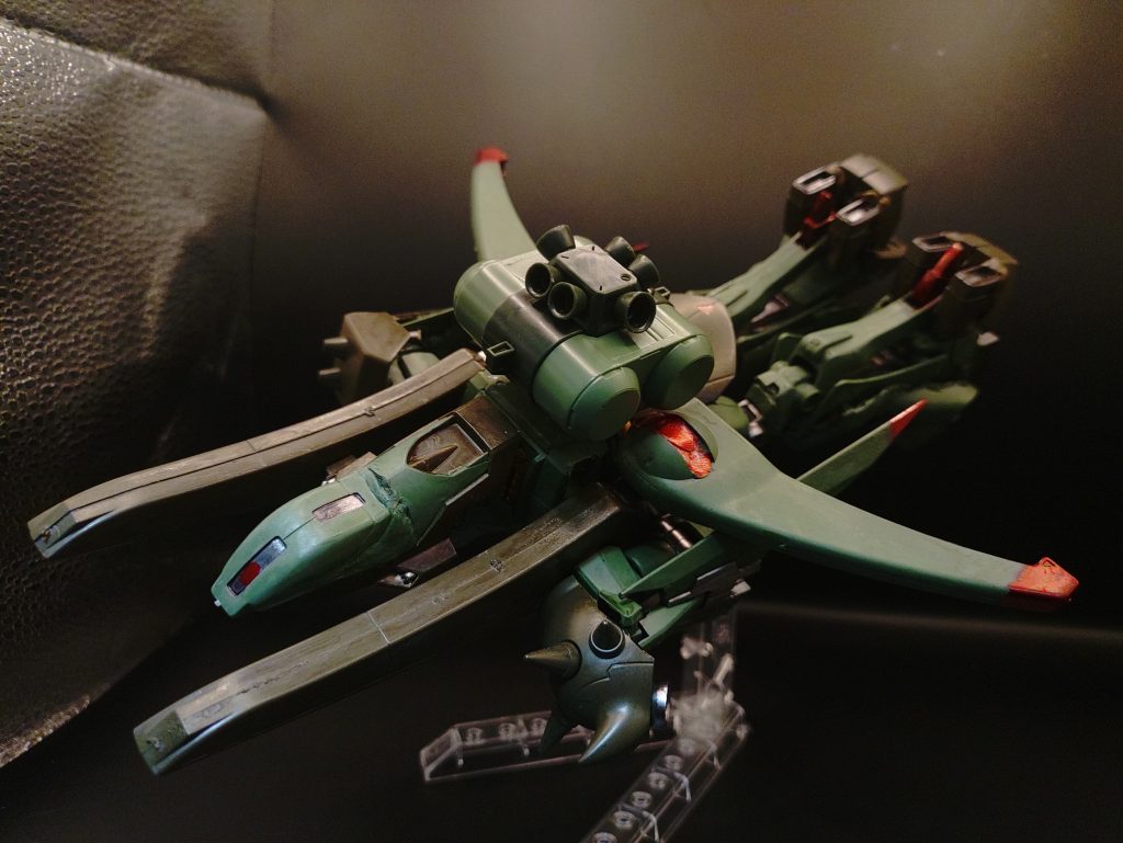 ◯MA形態本機最大の特徴として、有重力下での長時間飛行を可能とするMA形態が存在する。この形態になる事で、サブフライトシステムがなくても自由に飛行が可能であるため、現環境においては他のMSを圧倒するドッグファイトが可能となっている。