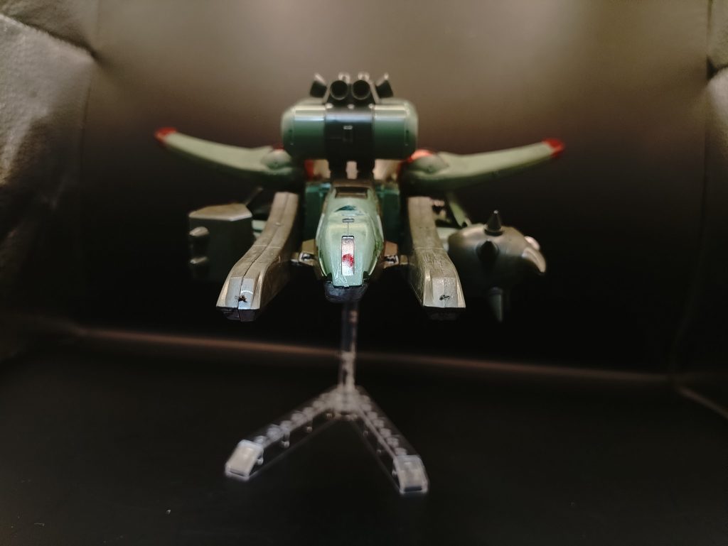 ◯正面バインダーが空気抵抗を軽減するような配置に移動し、安定した飛行を実現している。MA形態は元々作業用のガザAを参考に、ザクの高い汎用性をメインに押し出した機体設計になっている。可変機としての複雑なパーツ移動はコストの増加、整備の難易度を上げる要因になるため、排除している。その結果、ブースター関連の配置を移動する程度で収める設計となった。