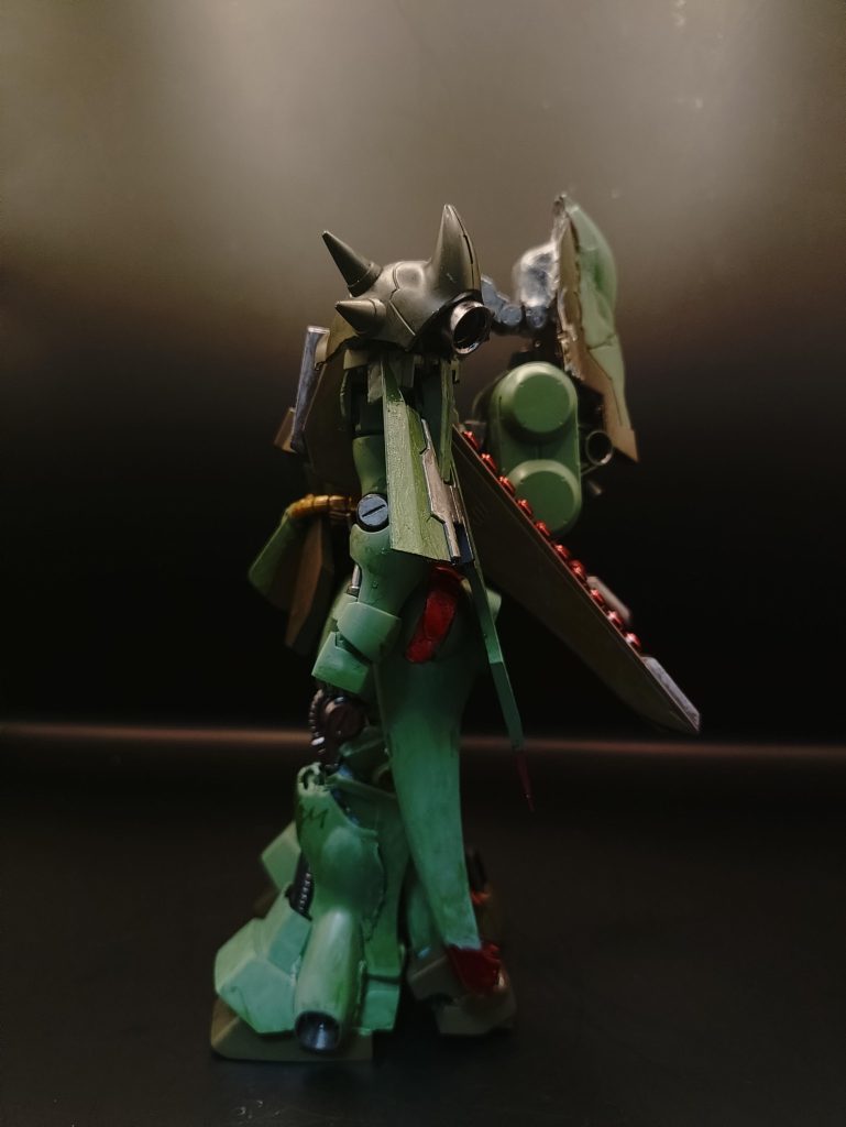 ◯サイドからザクとの大きく違う点として、腰に存在するバインダーと腕の付け根に存在する、バインダーがある。この2つのバインダー位置を調整する事で、飛行モードへと変形し重力下においても飛行可能とする。