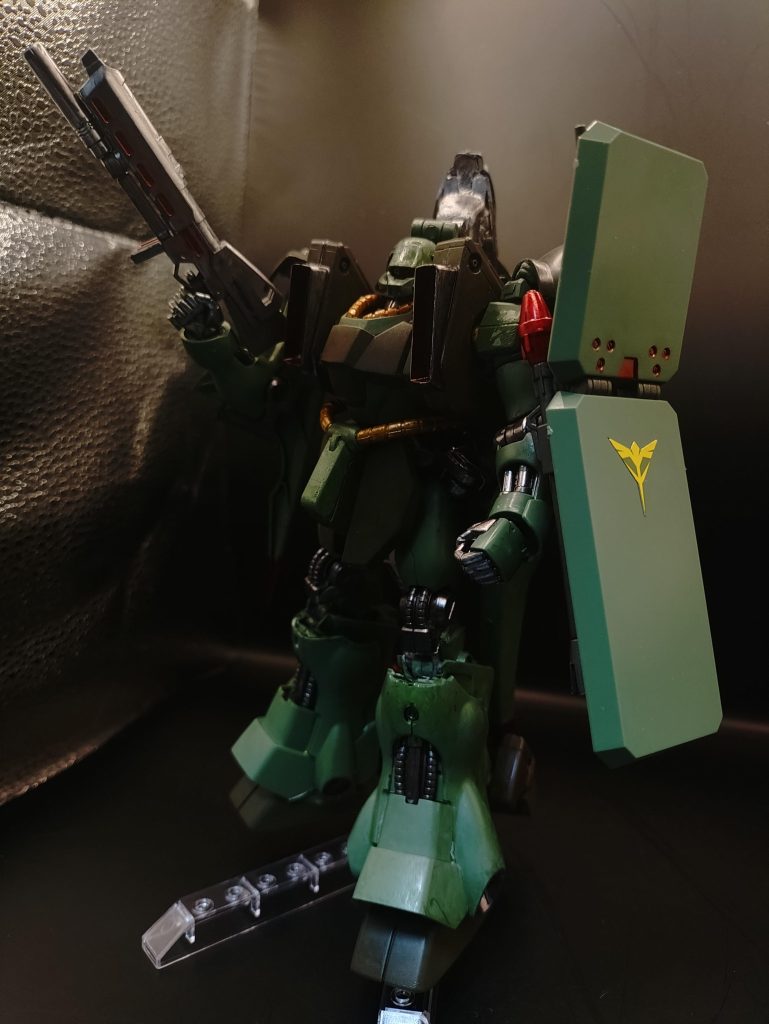 ◯基本装備本機の基本装備として、ビームマシンガン、シールド、ビームソードアックスを装備する。固定武装はノーズライフルとマルチプルミサイルユニットのみとなっており、固定武装よりも、様々な武器を連行可能な設計となっている。