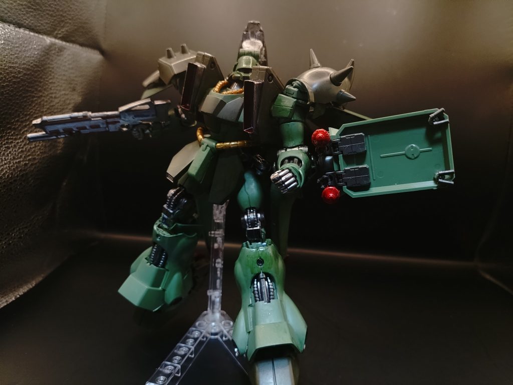 ◯アクション本機は携帯武装による運用を想定しているため、エネルギーは基本的に機体に使用すればよいため、機体の様々な位置に存在するスラスターを利用し高速かつ立体的な移動を可能としている。また足はほぼブースターで構成されているため、出力を抑えた状態で展開する事でホバー移動も可能である。