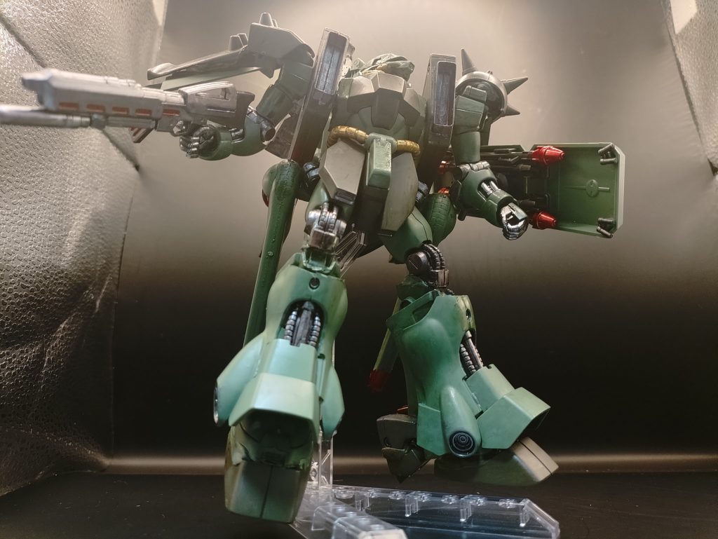 ◯試作量産型可変MS　PROTO/GAZA-DOGA次世代の高性能量産機として開発された、ザクの後継機案の1つ。ザクの設計を改修したものであるため、比較的に製造はしやすく、バックアップや手持ち武装も選択できるため汎用性がかなり高い。コストはザク2.5機分と高めではあるが、気軽にビーム兵器が使用可能で、単機での飛行も実現しているため、パフォーマンスは非常に優れている。問題としては性能・汎用性が量産機としては高いためにパイロットの腕が直に反映されるため、機体をもて余す恐れもあり、ある意味ピーキーなものに仕上がっている。