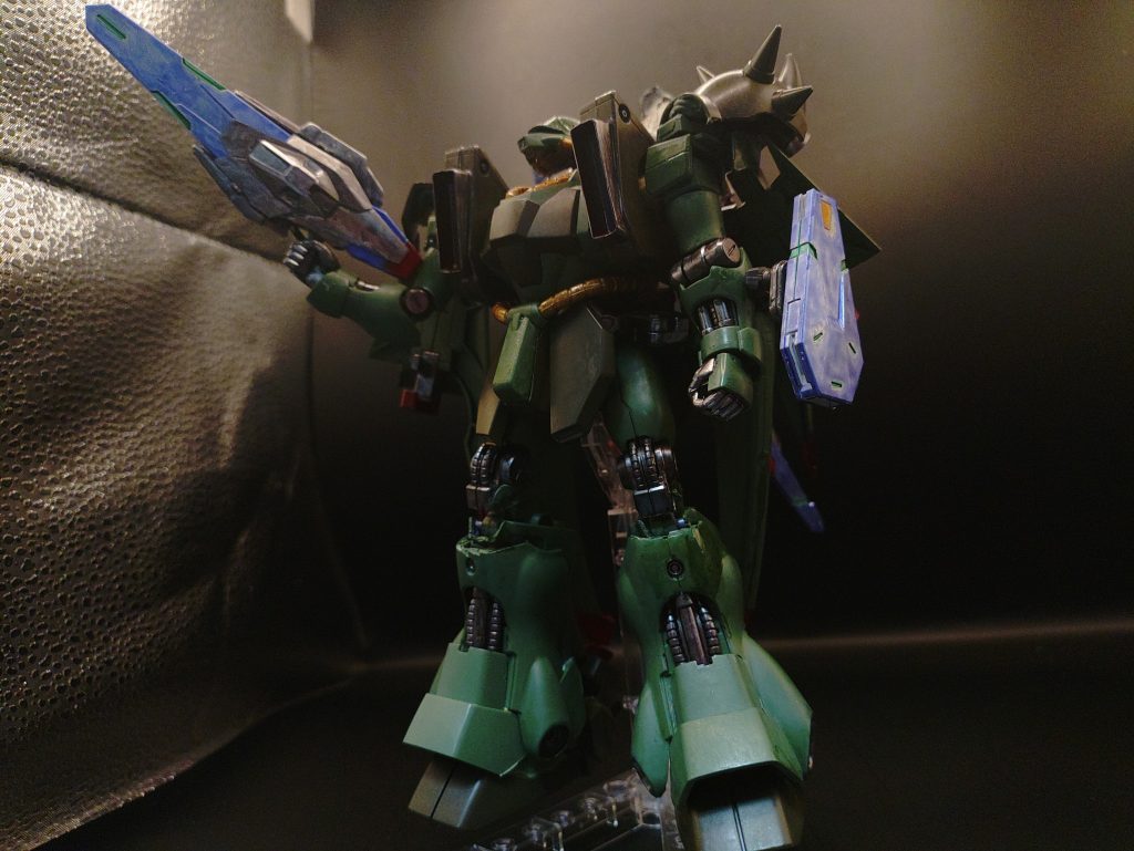 ◯NT専用　サイコミュ搭載型バックアップエグザべ少尉などのNTのために開発された、後付けでサイコミュを搭載出来る特殊装備。バックアップの役割としては機体操作のサポートがメインだが、遠隔操作可能な最新ドローンビットを搭載している。写真はビットオンモードと呼ばれる通常形態で、機体のビットをサポートスラスターとして運用する。