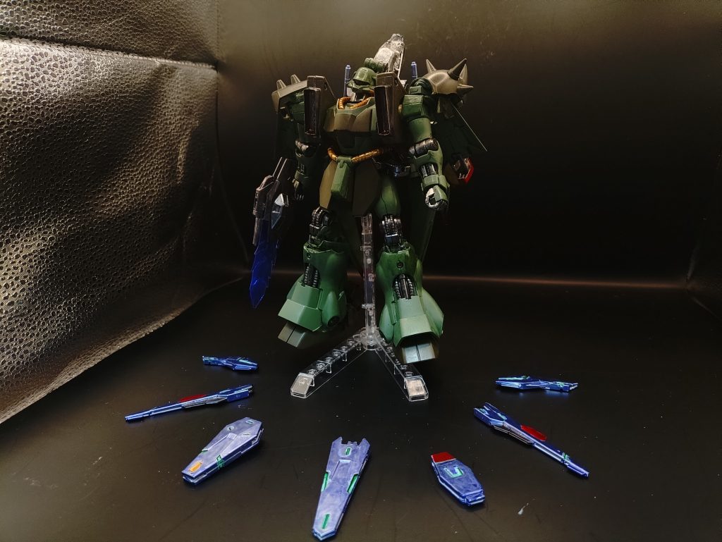 ◯展開モードドローンビットを本体から分離した、フリービットフォームと呼ばれる形態。オールレンジ攻撃を可能とし、射撃能力は飛躍的に上昇する。このバックアップシステムは、本機の性能を底上げし、ワンオフ機並の性能が期待されるが、ビットはNTしか使用出来ないため、使用出来るパイロットが限られている。