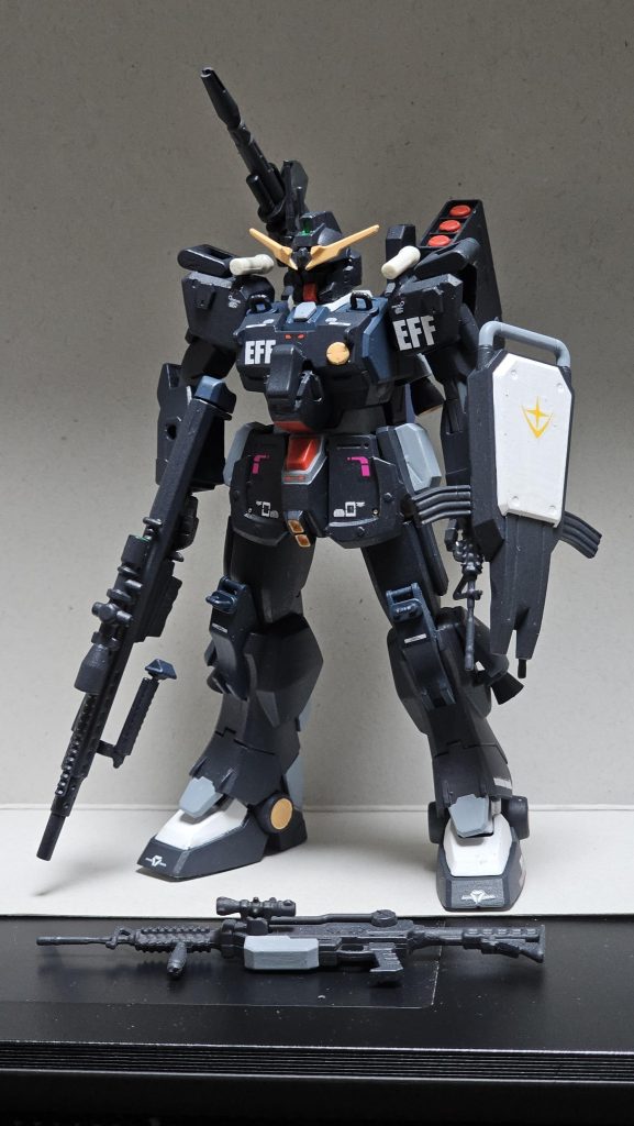 武装はヘビーライフル、100mmマシンガン、3連装ミサイルランチャー、背部ビームキャノン、50mm連装ライフル、ビームサーベルになります。Ez-8をベースに頭部にエアリアルのブレードアンテナを装着、ヘビーライフルは100均のスナイパーライフルをベースに製作。100mmマシンガンは100均のアサルトライフルを使って改造しています。