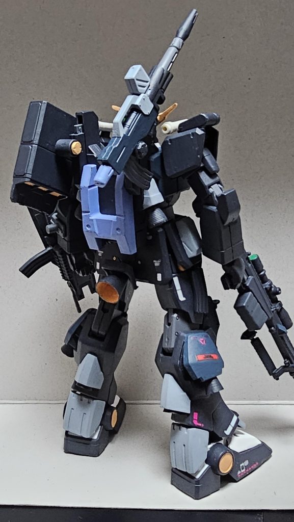 背部ビームキャノンは戦後に残弾式の物を試験的に導入したという設定です。カラーリングはティターンズ、ヘイズルをイメージして塗装しました。