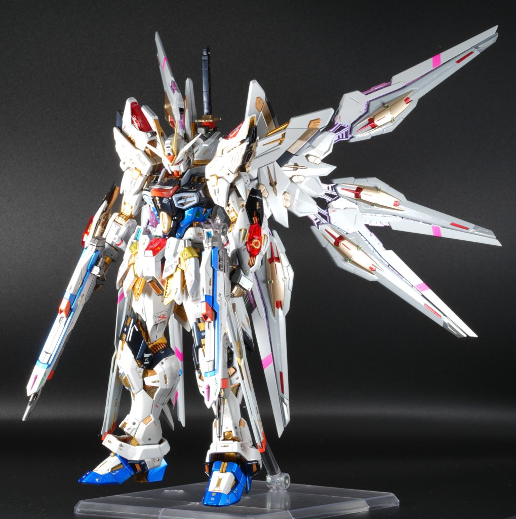 ドラグーンはマイティフリーダムみたいに白とグレーで塗装しました。所々にアクセントとして蛍光ピンクを入れています。デカールは、ver.kaぽくするために、Zガンダム、ZZガンダムの余りを利用しています。
