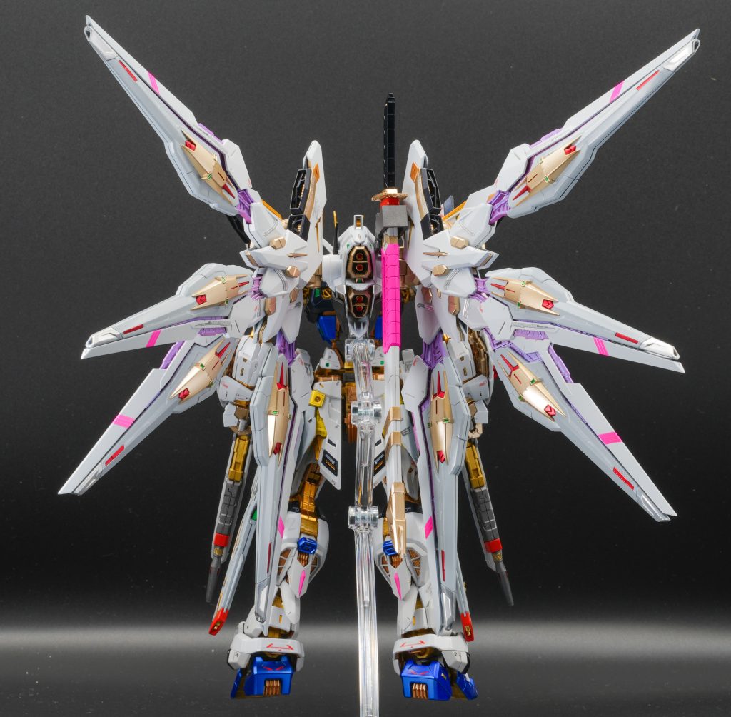 刀はレッドフレームから強奪しました。ドラグーンのマスキングが大変でした。SEED系は初めて作りましたが、バックパックはHGのキット1つ作る位のボリュームです。