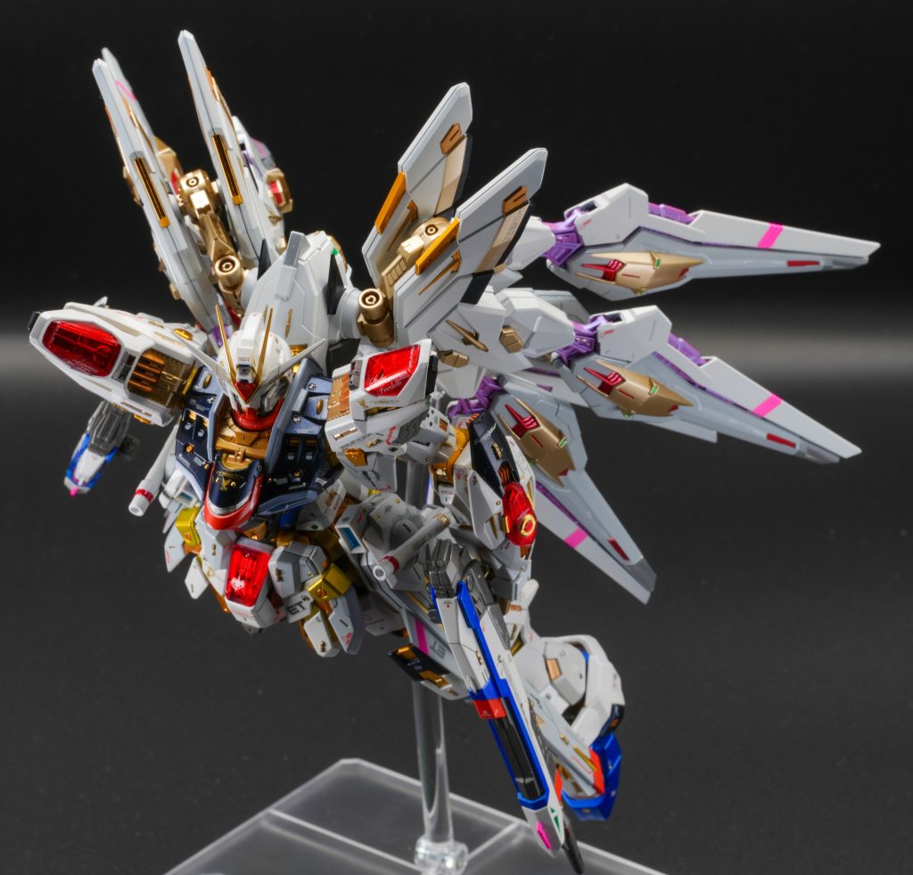 ドラグーンが重いため自立は困難でした。白はパールっぽい感じなんですが写真だといまいちパールの質感が出ていないのが残念です。