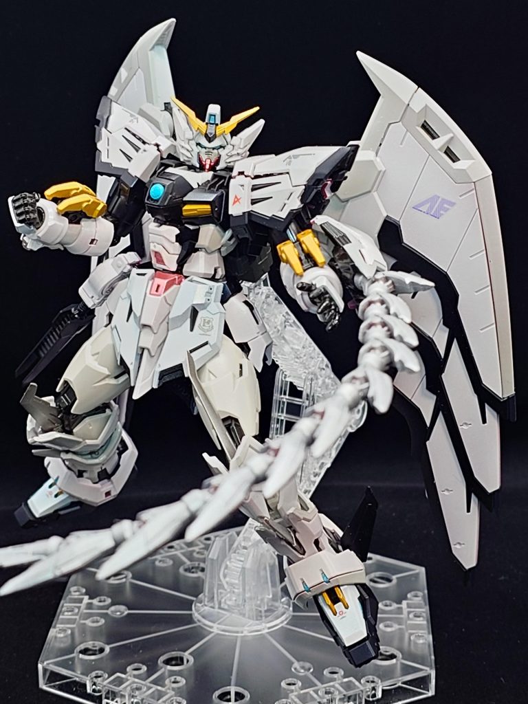 「近接戦闘の際にはモビルスーツを軽く破壊可能なヒートロッドです」