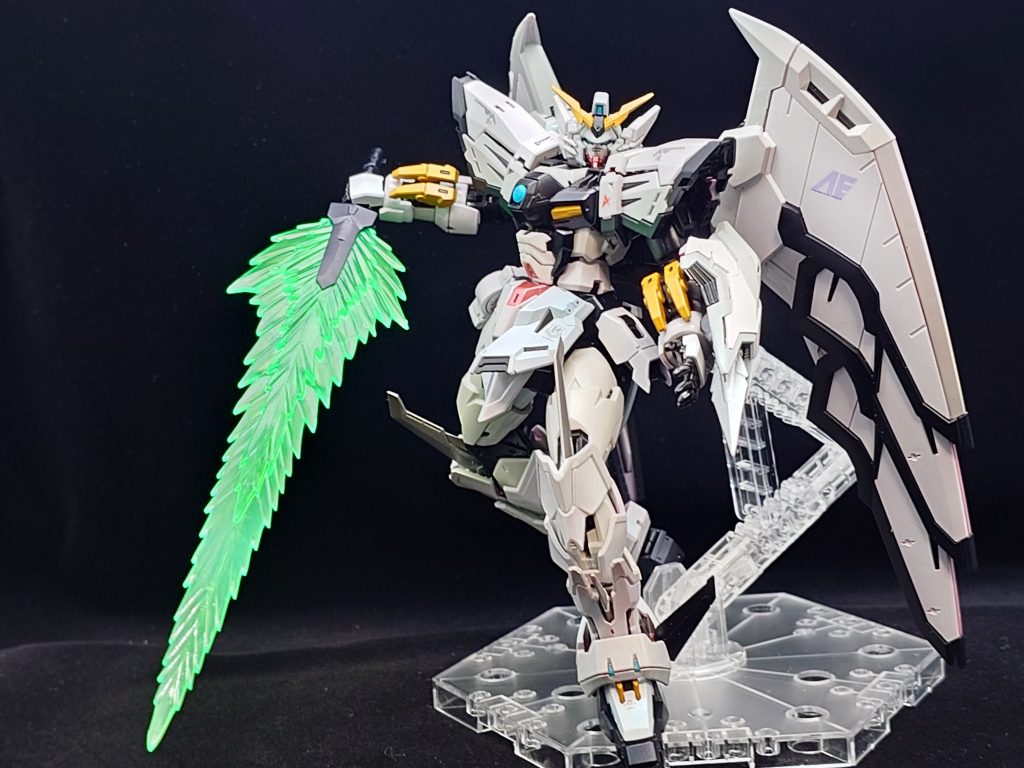 「宇宙要塞も両断可能なビームソードです。 以上の武装しか?ありませんが、アムロ大尉ならネオジオンを止められますよ!」