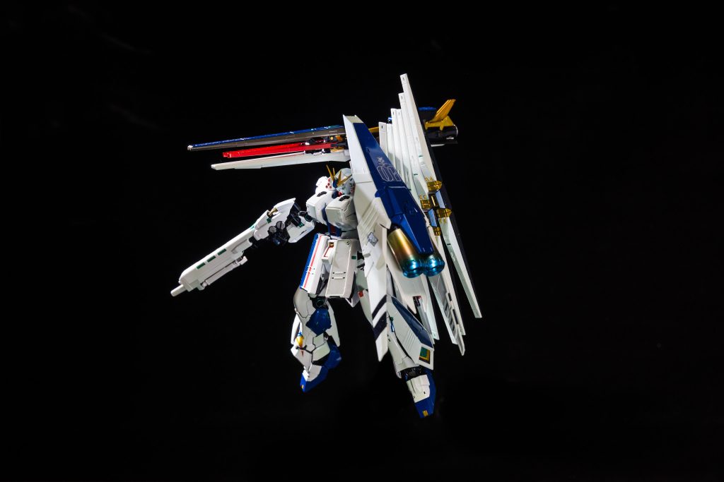 ららぽーと福岡のνガンダムの特徴的な腰アーマーの青と赤のラインもνとHWS共に塗装しました