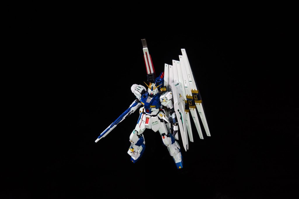 フレームはガイアノーツ_GP-09プリズムブルーブラック外装はガイアノーツ_031アルティメットホワイトの上から139ミントグリーンブルーを少しアンテナや胸、ファンネルはガイアノーツ_122スターブライトゴールドボディなどのメインカラーはガイアノーツ_039プライマーメタリックブルーと数色を混ぜた謎の色赤系はガイアノーツ_038プライマリーメタリックレッドシールドはシルバーを下地にクリアイエロー、クリアレッド、クリアブルーと重ねてグラデーション