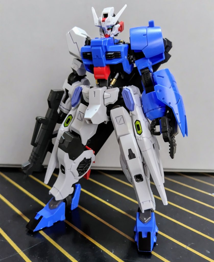 主にやったことはガンダムフレームのシリンダーと思われる箇所の塗装とシールでは補われていない箇所をガンダムマーカーで塗りました。