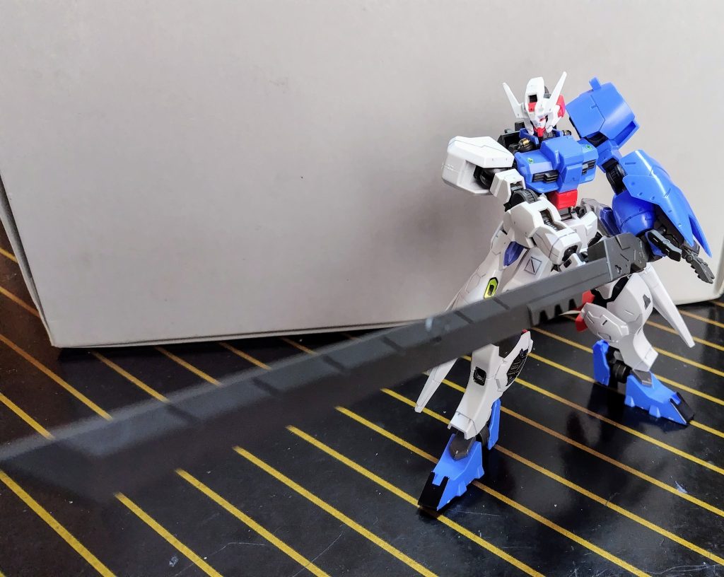 箱絵では軽々と片腕で構えていますがどう見ても両手で支えないと肩からもっていかれます