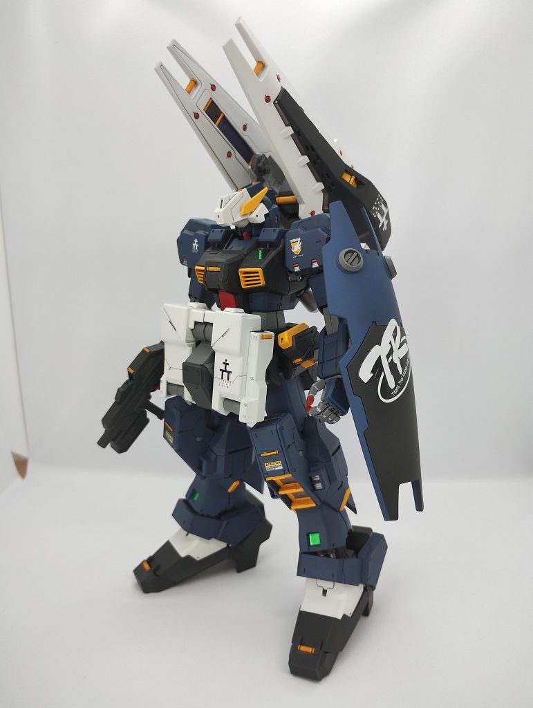 ヘイズルキットの最大の難点である腕部。とにかく太く短いので、上腕で3mm、前腕で3mm延長工作。長くなる事で、相対的に太いという印象が緩和されるかなと。ショルダーアーマーの前後面のパーツは上下幅を2mm増し、外縁に1mmプラ板を貼って、少し大型化しています。