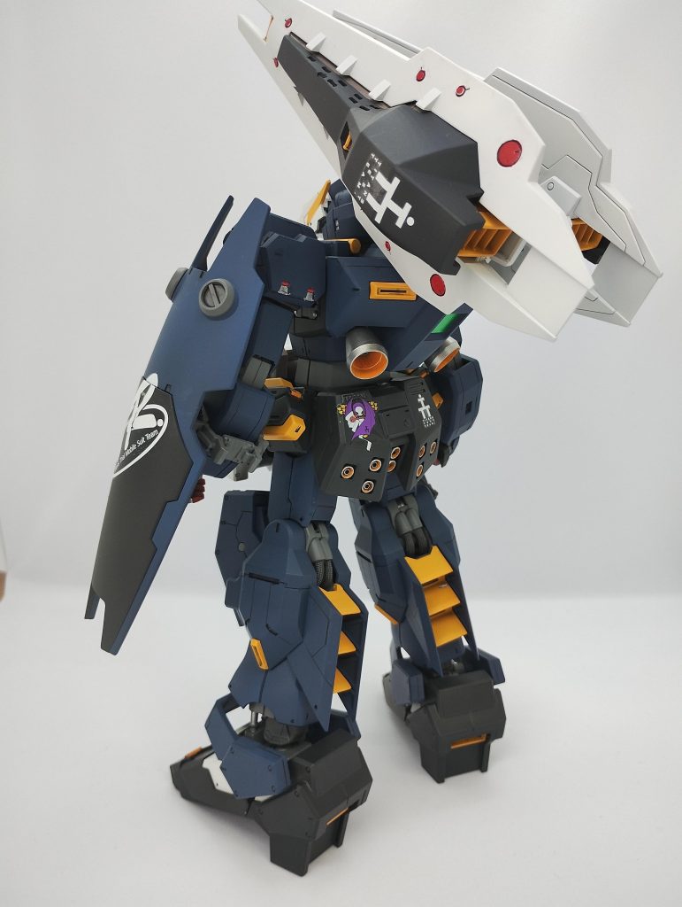 リアアーマー、ランドセルのバーニア内部にパイプパーツを組み込みディテールアップ。