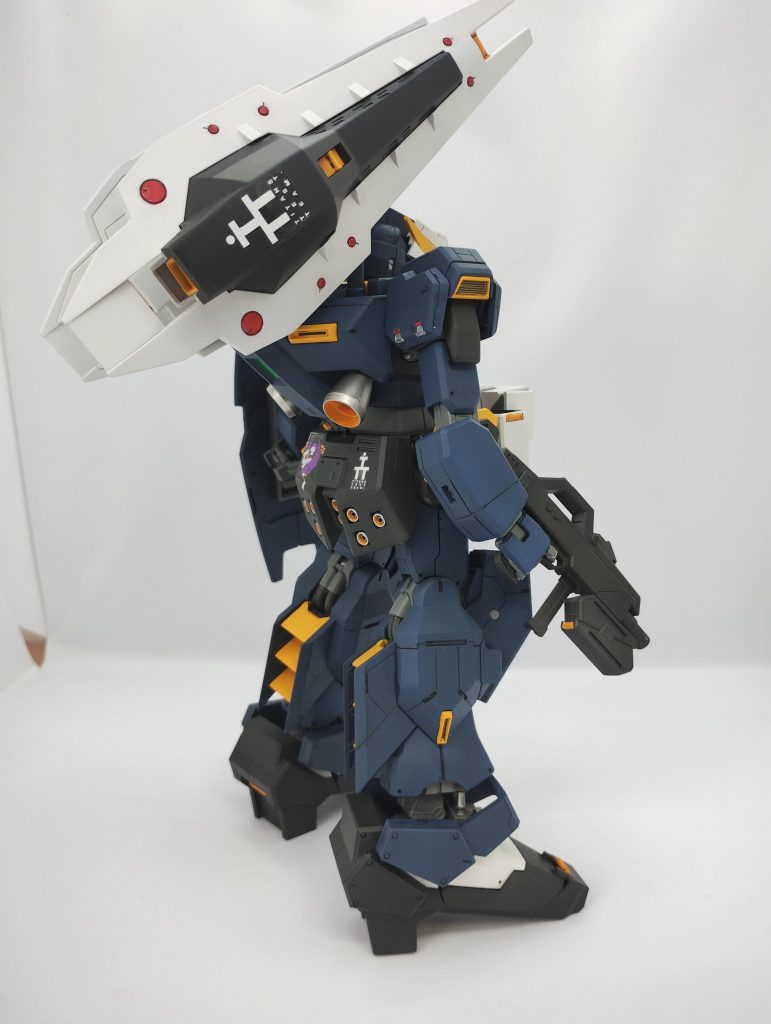 塗装はクレオスラッカーにて。ティターンズカラーを塗った経験がほぼないのでガンダムカラーのティターンズカラーに頼ろうと思ったら店頭で見つからず、調色に苦労して、ようやくそれっぽい色に。各所の細かい塗り分けは水性ホビーカラーとキッチンマジックリンを駆使してます。