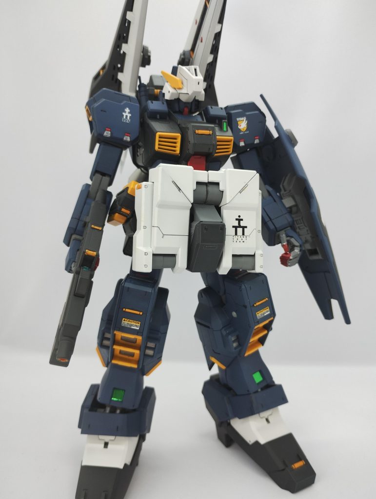 スネとふくらはぎのスラスター口は開口して、エバーグリーンのプラ板(メタルサイディングだっけな)を組み込みしてディテールアップ。アンクルアーマーは足首との接続部が外に開き過ぎな気がするので、フレーム側の軸受けを削り、浮いた感じを解消してます。