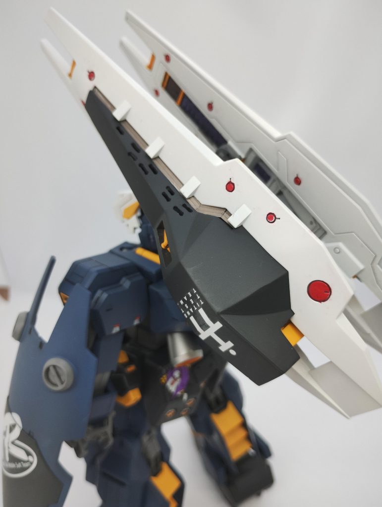 シールドブースターはA.O.Z.のムック本を参考に、白と紺のパーツの間にフィン状のパーツをエバーグリーンのプラ板で組み込み。紺パーツにスリットホールを開口しましたが、作業がめんどくさすぎて、精度が出なかったのが心残りです。