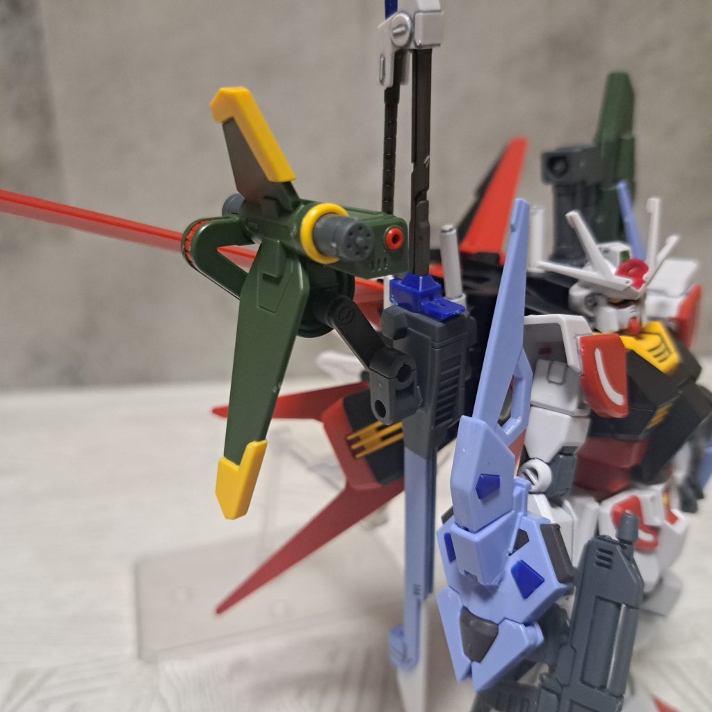 改良点はコンボウェポンをくっつける為に、シュベルトゲベールのマウントパーツと、アナザートライアルランチャーラーガンダム改型でやったコンボウェポンをピンバイスで穴を開けて30MMの余りパーツで接続。