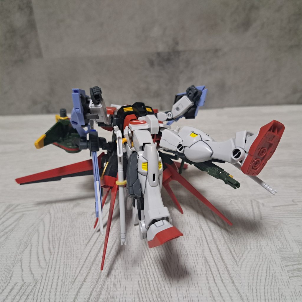 当然の如く後ろは重いので、スタンド無しだとこうなる(笑)