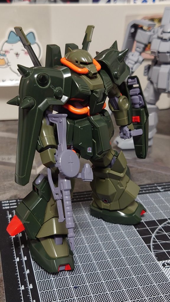 塗装(ベタ塗り)手持ちシールドは表面の連邦✨マークを削り取り埋めつつ、裏側は持ち手や適当にパーツを貼りこんでディテールアップとしています。