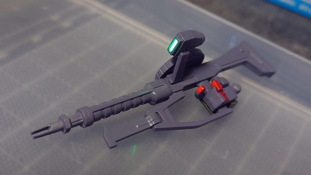 AOZイメージのカラーリングという事で指先は赤く塗ってます。発光している箇所は蛍光グリーンのプラ板を貼ってます。