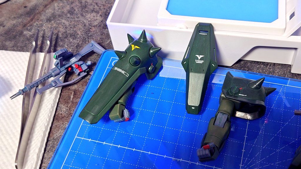 デカールを貼り貼り