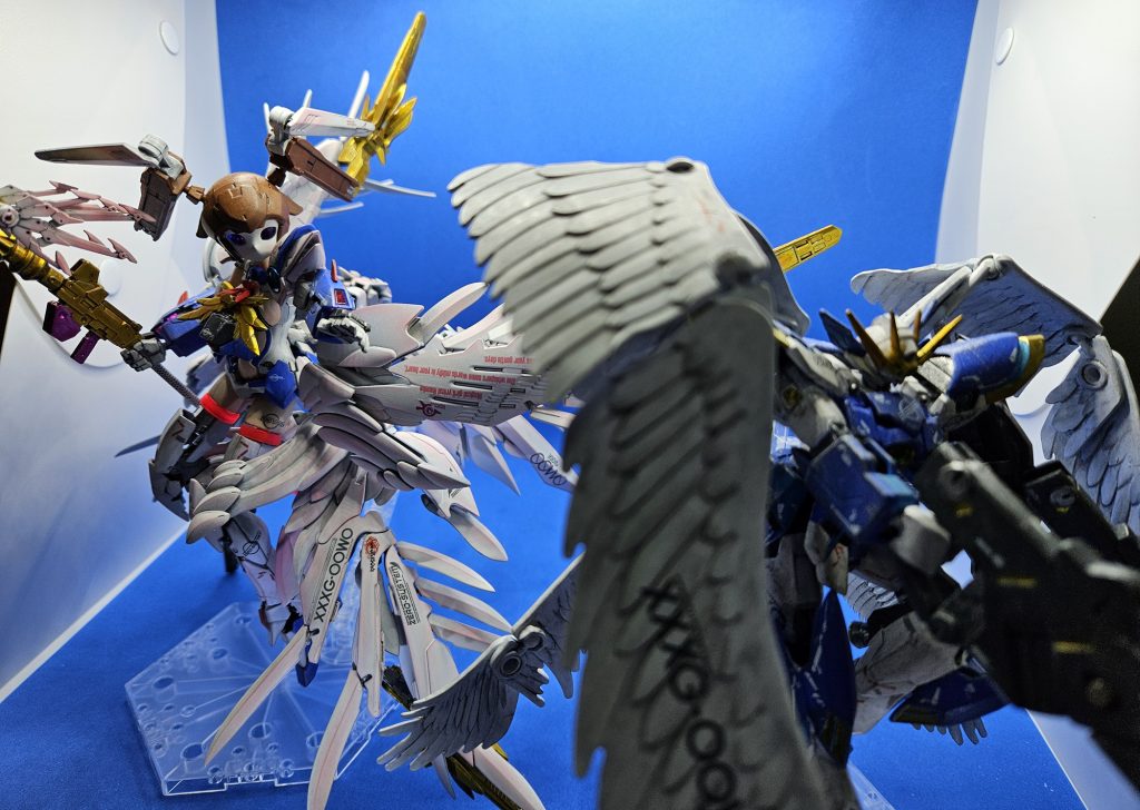 ？？？「高町なのは一等空尉への援護に入る」なのは「お兄ちゃん！？」声がお兄ちゃんのガンダムと共闘レイジングハート曰く、ゼロシステムが繋いだ縁実際どちらも私が作ったウイングゼロ系オリジナルガンプラなんだから兄妹機っていうのは何の誇張もないウイングゼロカスタムを作ったのが3年前だったから3歳差の兄妹ってわけ