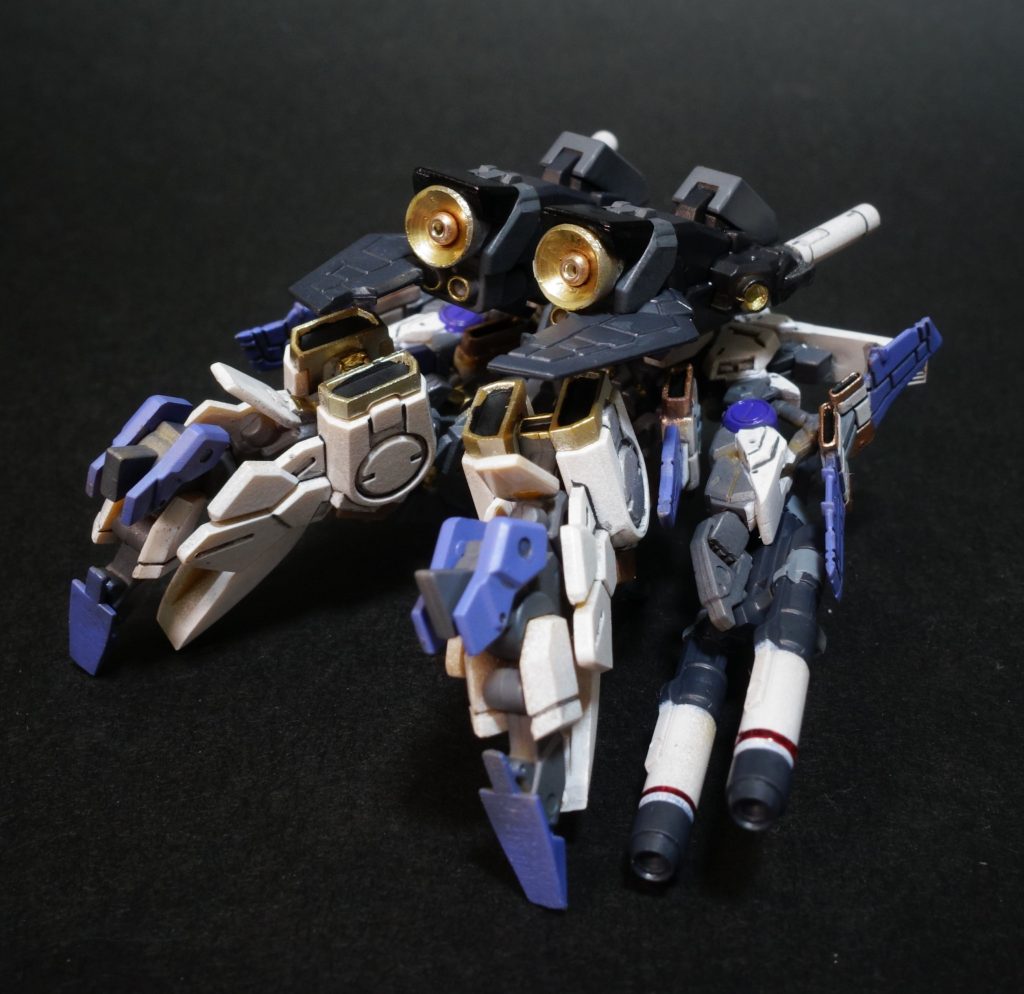 12.    とても組み立てやすい。アーティファクト史上随一の組み立て易さといえるのではないでしょうか。唯一加工したのは、ただの蓋になっていた寂しいメインスラスターのくりぬきでした。