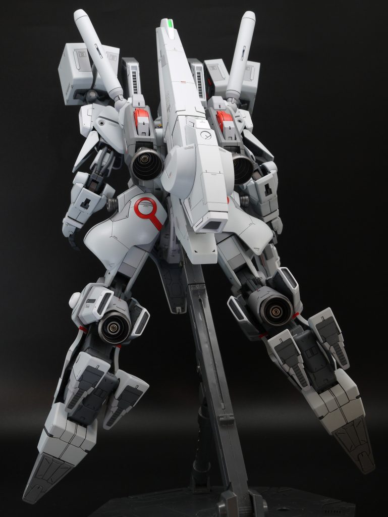 元キットのディテールもたくさん入っていて素晴らしいです。バーニアの中央にはゴールドで塗装したコトブキヤさんのパーツを貼り付けてあります。