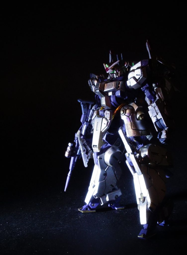 12.    すごいのはアーティファクトラインナップの中で、初めて顎を引いたつくりになっていたこと。足もハの字で飛来であったり、S字立ちが意識されていたり、稼働しない中にけれんみがでるように入念に商品開発されているな、と感心しきり。