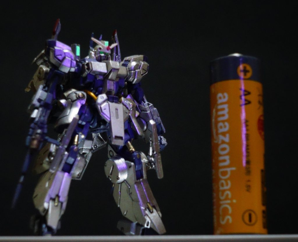 13.    「宇宙世紀に金属光沢メカなんて、ないんだろうなあ」とは思いつつ、アーティファクトのハイディティールがさらに引き立つのはメタリックカラーによる金属光沢という経験値と好みから、ついついメタリック系でばかり塗装してしまうワタシ・・・。