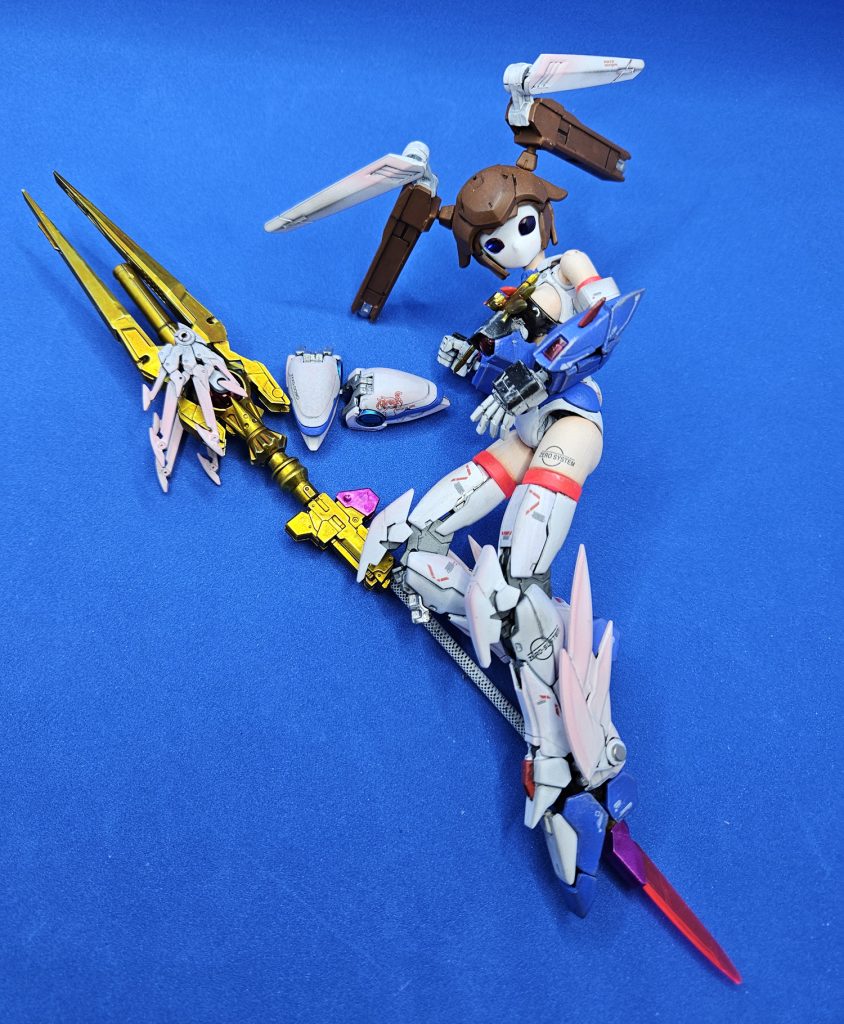 肩アーマーと翼は外せるのでちょっとグラビア風なやつでも装備を脱いで寝転がって休憩する図