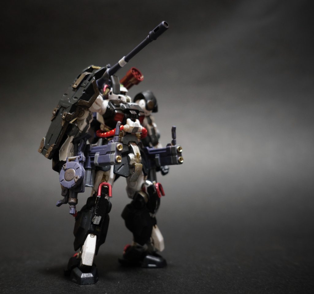 13.    このお休み2日間を利用して3体ガンプラ作った中の3体目だったので時間もなく、基本カラーをガンダムマーカーエアブラシで2色吹いただけで、極力マスキングをせずに筆塗りを主体に、仮組除き約7時間ででっち上げました。