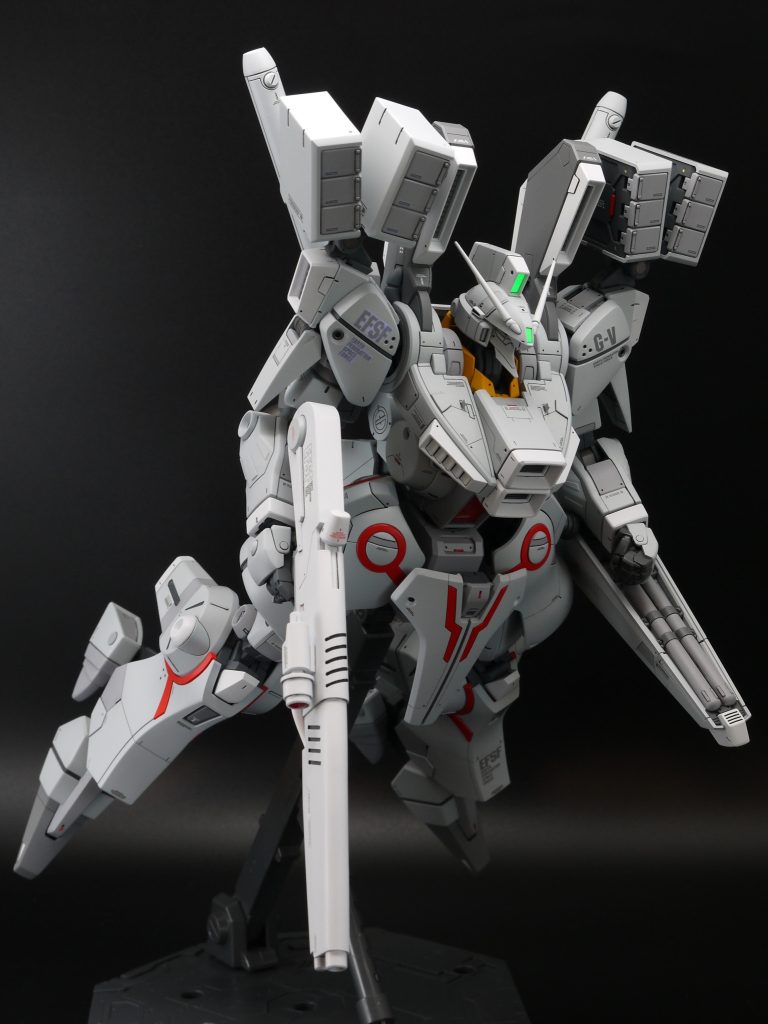 塗装は水性ホビーカラーをエアブラシで吹いてあります。部分的に筆塗りも併用しています。・ディアクティブホワイト・ホワイト+エアクラフトグレー(5:3):本体基本色・サフ色:本体濃いグレー部・ホワイト+ニュートラルグレー(1:2):つま先等・ニュートラルグレー:バックパック等・シャインレッド・オレンジイエロー・ネイビーブルー:ニューディサイズ版ライフル・焼鉄色・ツヤ消しクリア本体のライトグレーが思ったより明るく仕上がってしまいましたが、この方がSFメカっぽくて良かったと感じています。また、そのためにいつもより照明とカメラの露出を下げて撮影したところ、いつもより細部が見易くなったような気がします。