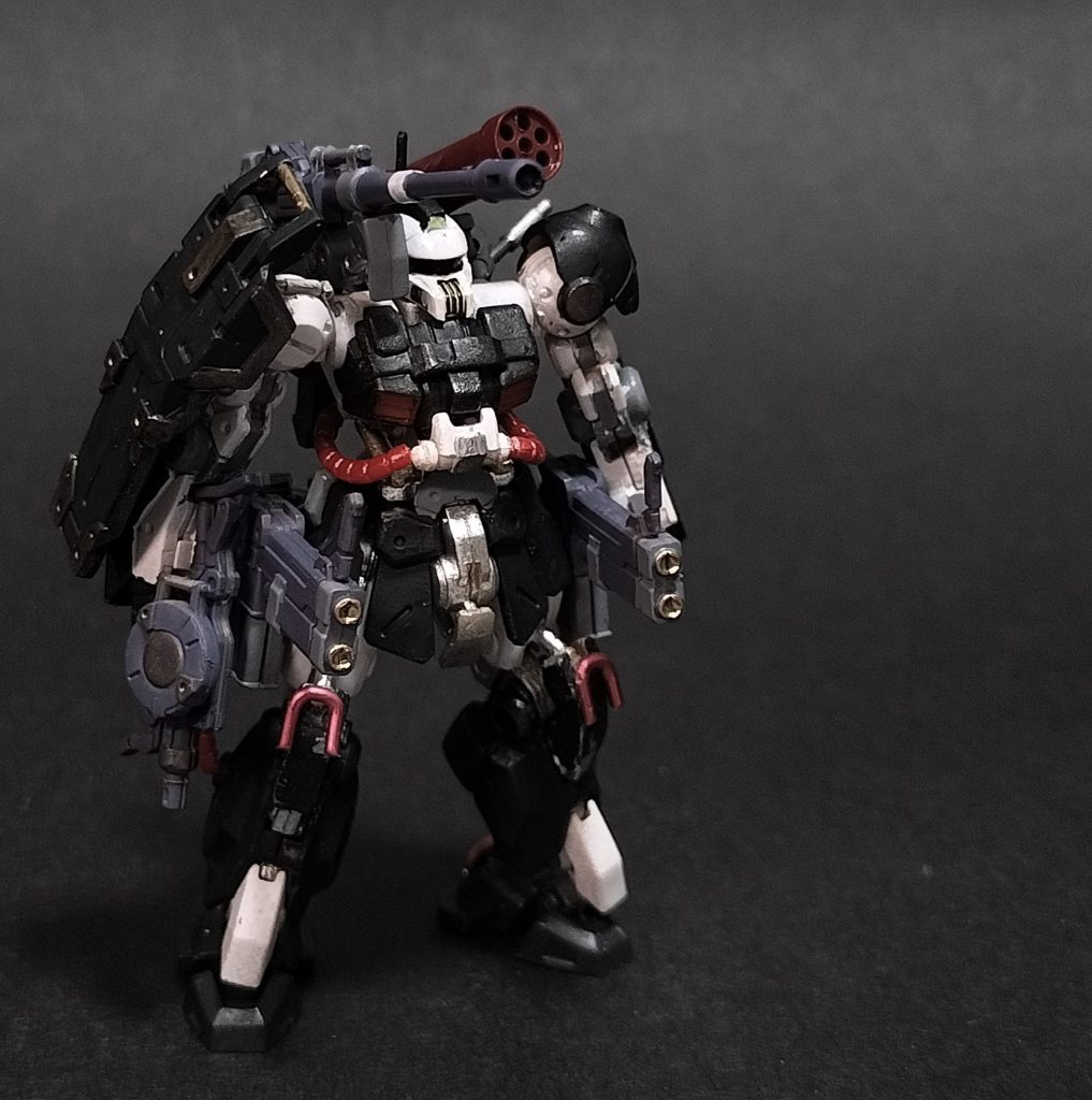 14.    ちょうどコトブキヤ・パーツで円筒形ミサイルポッドに使えそうなパーツがあったので、それと4mmランナーをちょん切ったものとくっつけて赤いミサイルポッドができました。