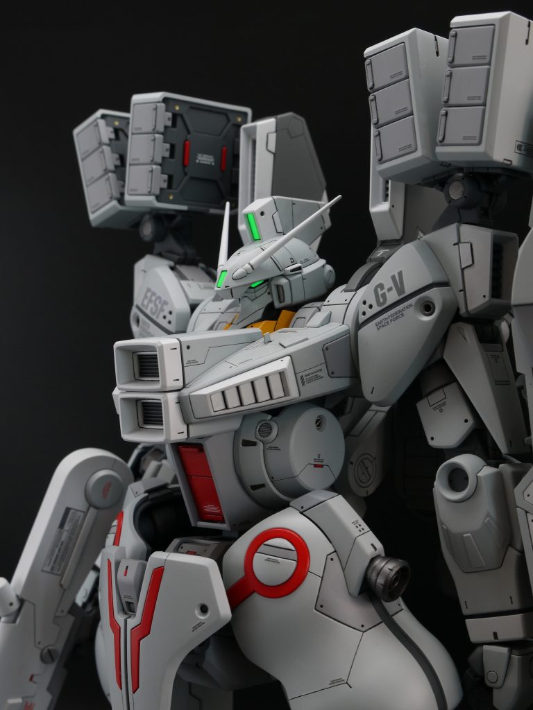 ツインアイや各部のセンサーは、ホワイト下地の上に蛍光グリーンで塗装しました。ブラックライトで光らせることができます。いつものラピーテープとは違う感じで、とても面白いです。それにしても顔の出来がイイですね。私はいつも顔には何かしら手を加えますが、今回はストレート組みで大満足です。