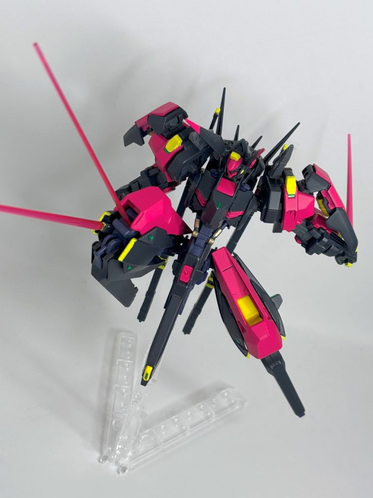 ビームサーベルは大腿部に格納。そのまま膝蹴りで使用することもできる。