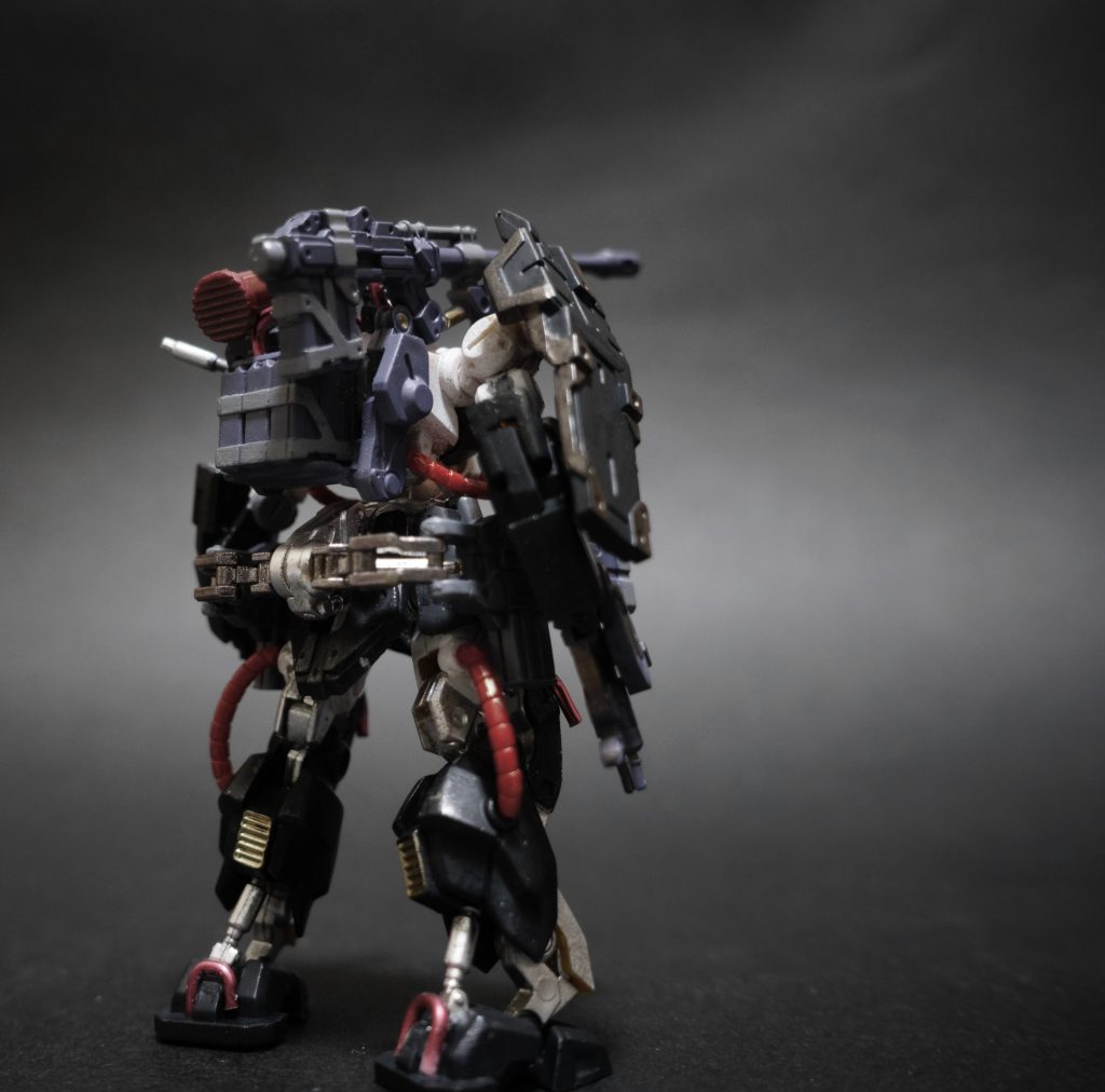 15.    特徴的な赤いフックは、アルミ自在針金REDをペンチでまげて瞬着でくっつけています。